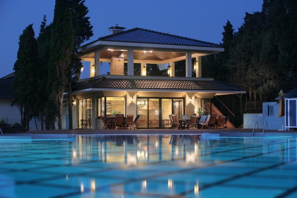 Современная вилла у моря