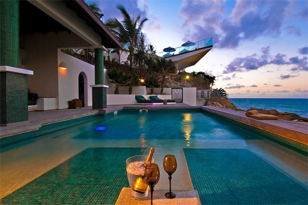 Двухэтажный дом с бассейном