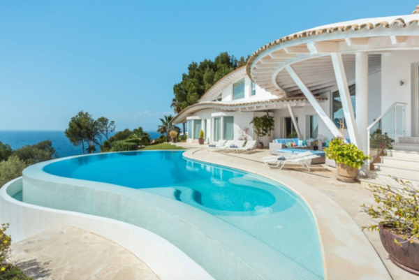 Вилла в Испании на берегу моря