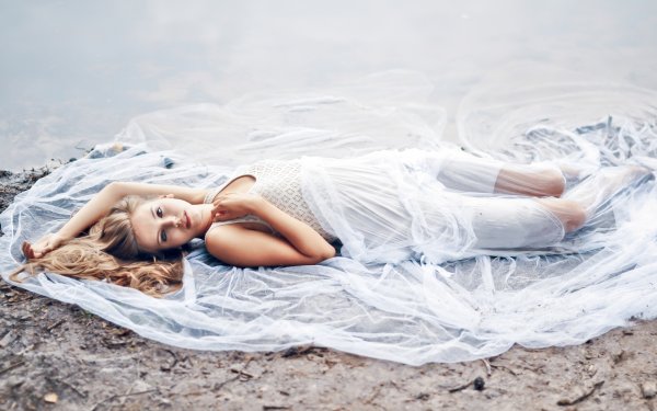 Фотосессия с тканью в воде