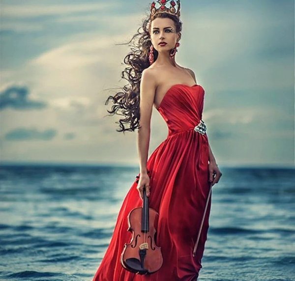 Девушка в короне