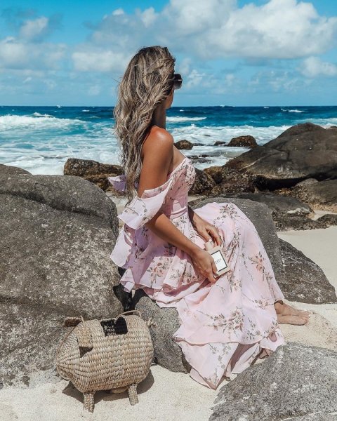 Девушка в платье на море