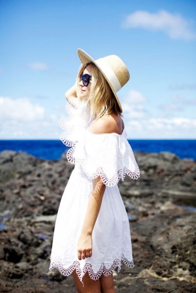 Девушка в платье и шляпе