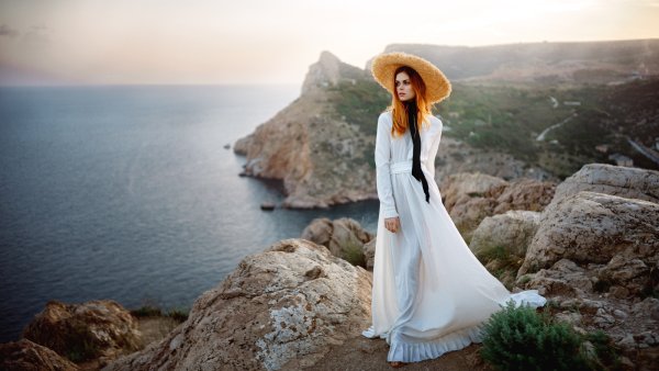 Девушка в платье и шляпе