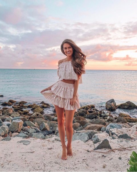 Красивые девушки на пляже в платье