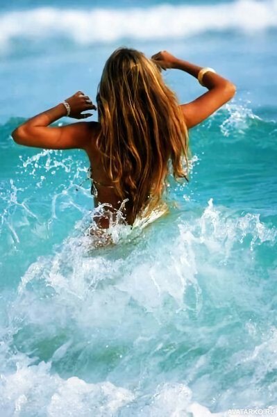 Блондинка в воде