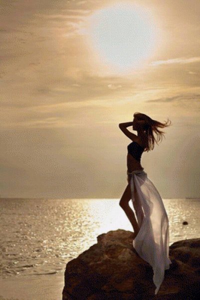 Девушка на море со спины