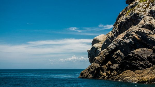 Каспийское море скалы