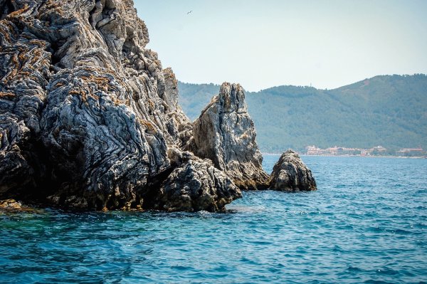 Скала в море для фотошопа