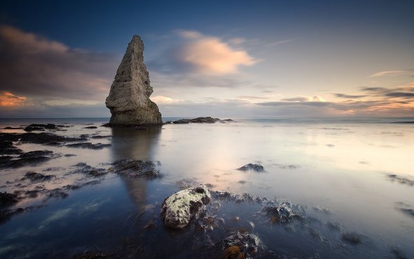 Морской берег скалы