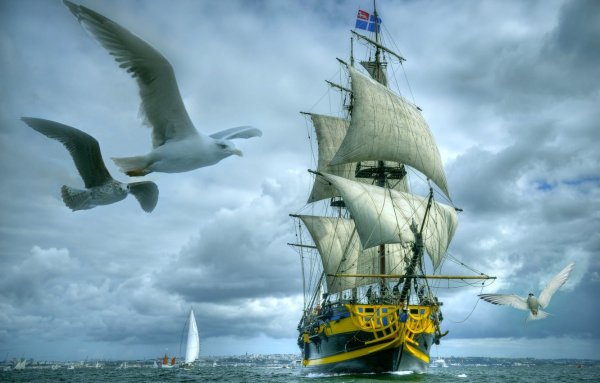 Корабль на закате