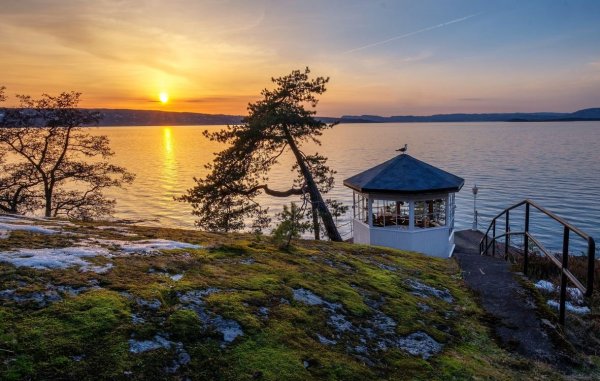 Беседка на берегу