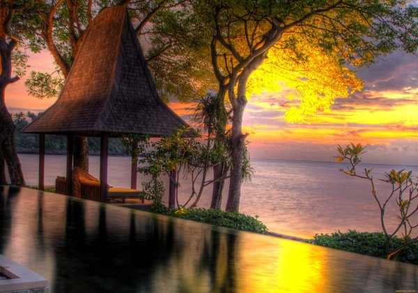 Беседка у моря