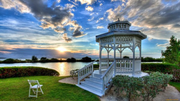 Беседка у моря