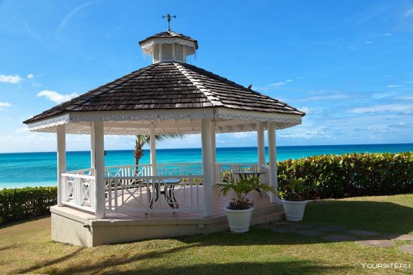 Пирс на берегу озера