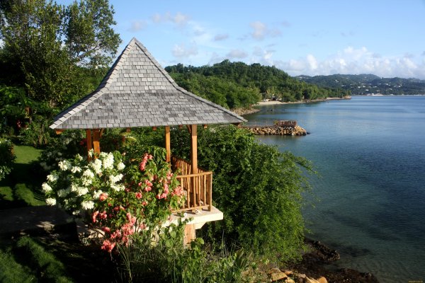 Беседка на берегу