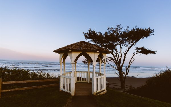 Морской причал на закате