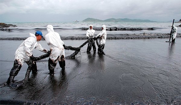 Разлив нефтепродуктов в море