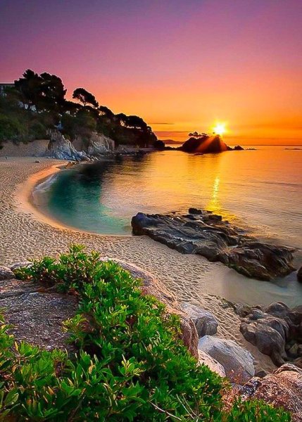 Темный пляж