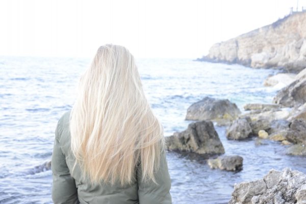 Полненькая блондинка со спины