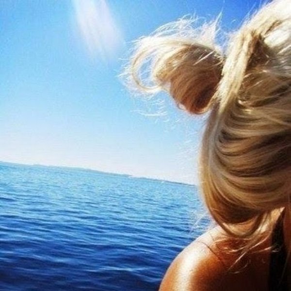 Блондинка на море