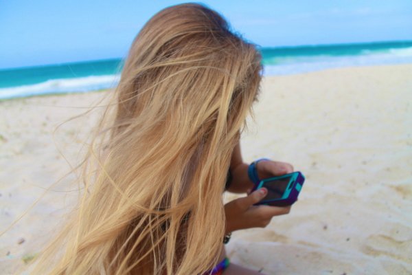 Блондинка с длинными волосами на пляже