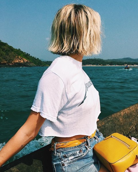 Женщины спиной у моря - фото онлайн на витамин-п-байкальский.рф