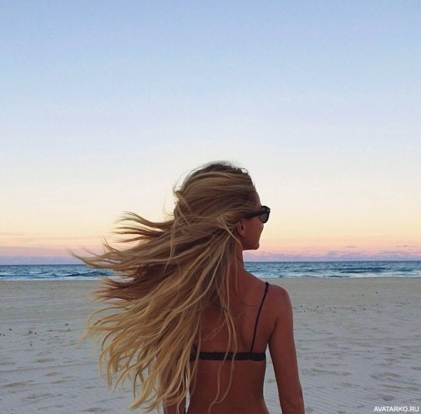Блондинка с короткими волосами на море
