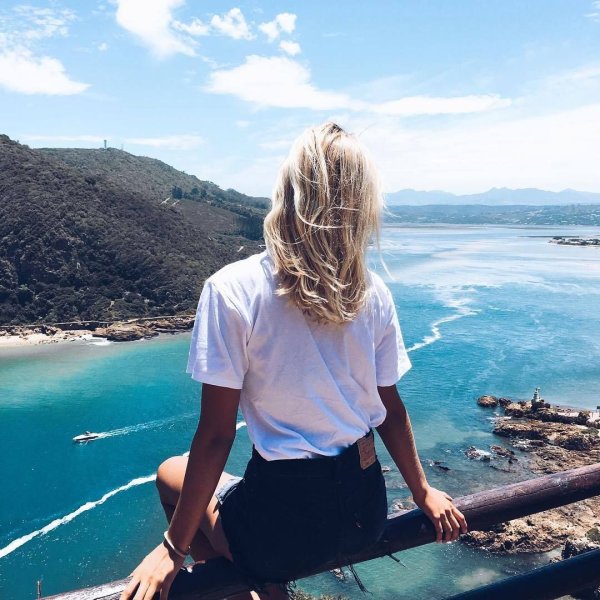 Блондинка на море