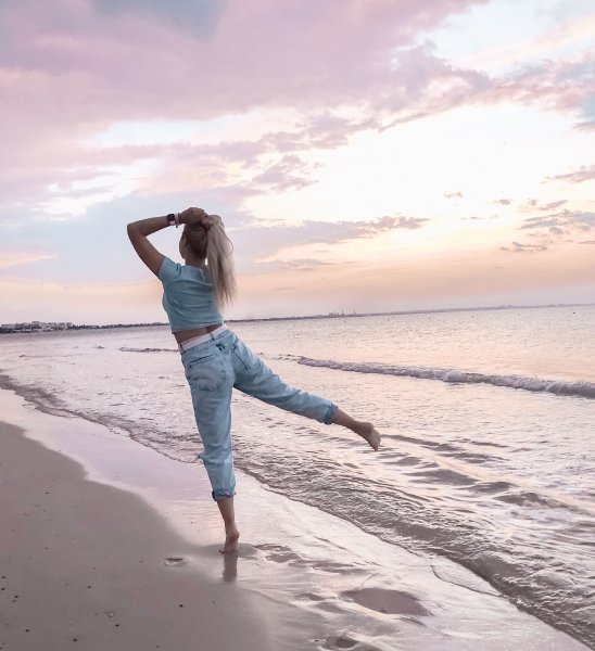 Блондинка на закате