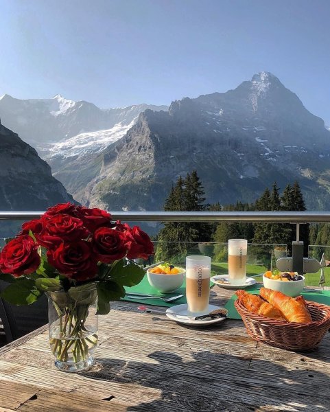 Завтрак с видом на горы