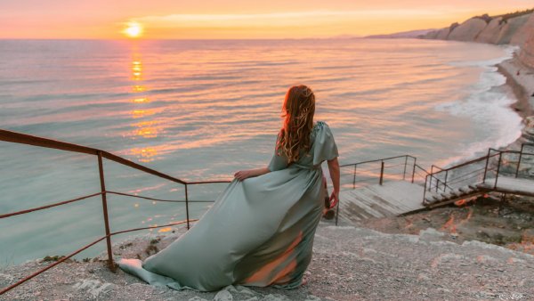 Девушка на берегу моря