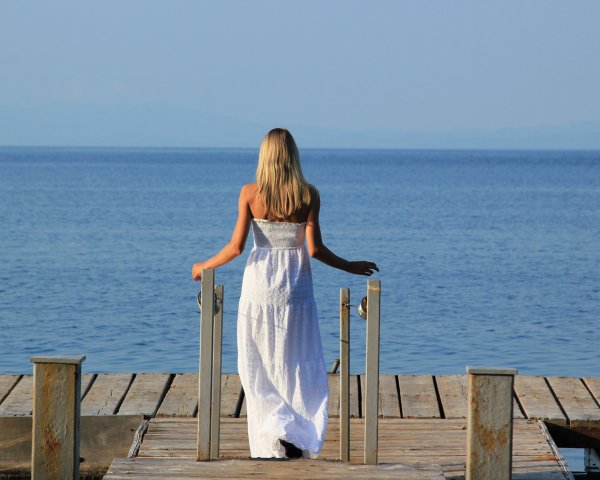Девушка на море со спины