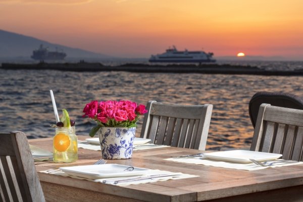 Столик в ресторане с видом на море