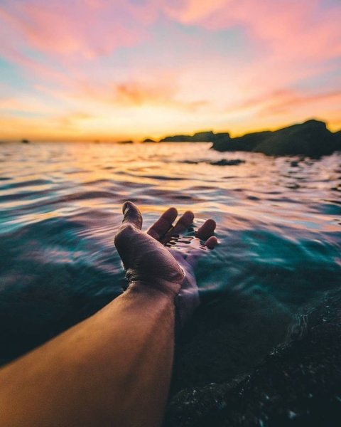 Девушка на море со спины