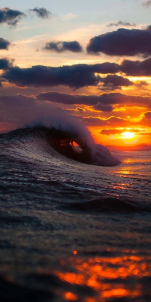 Красивые волны на закате