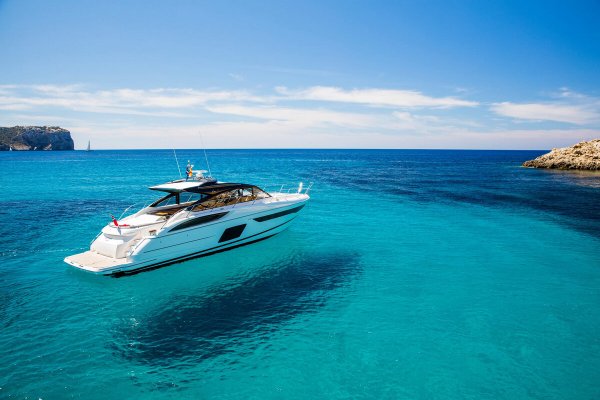 Яхта на воде