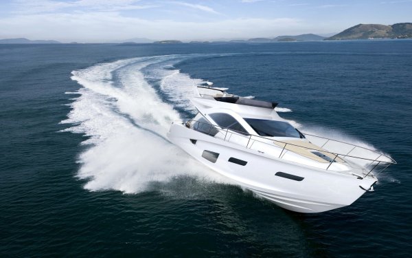 Яхта плывет