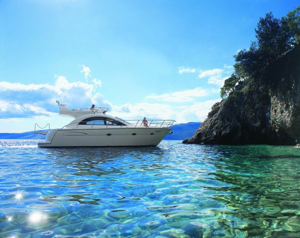 Яхта в океане