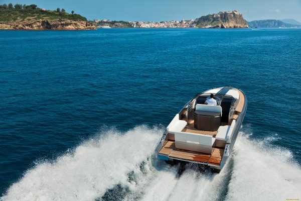 Катер в море