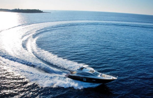 Катер в море