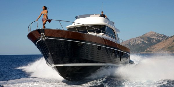 Катер в океане