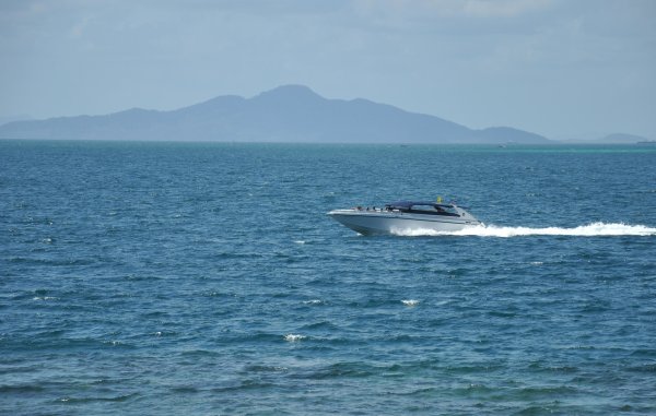 Моторная лодка в море