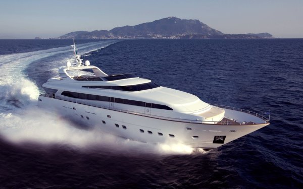 Современная морская яхта