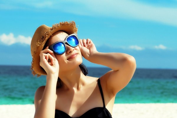 Девушка брюнетка на море