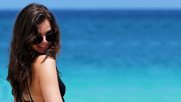 Девушка в солнечных очках на пляже