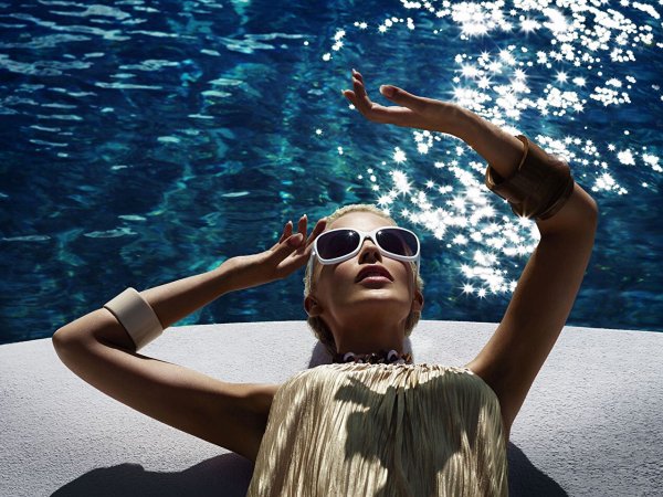 Девушка на шезлонге