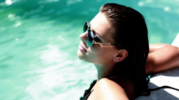 Девушка в очках на море