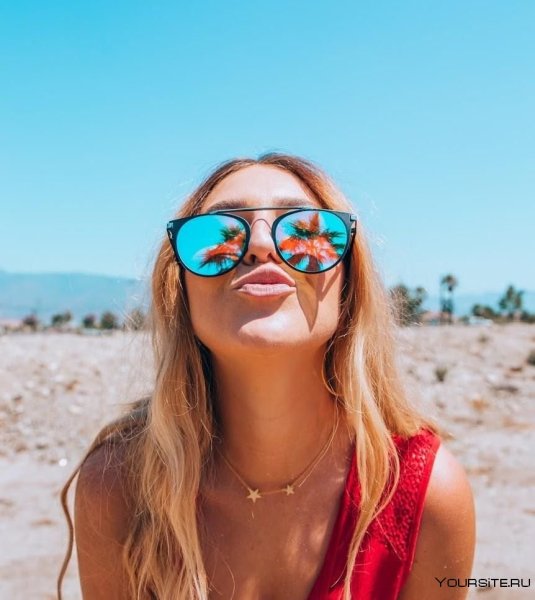 Брюнетка в шляпе и очках