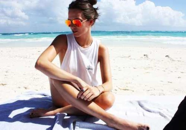 Девушка в солнечных очках